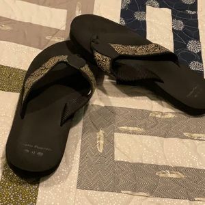 Douglas Paquette Womens Beach Flipflops B&W size 9
